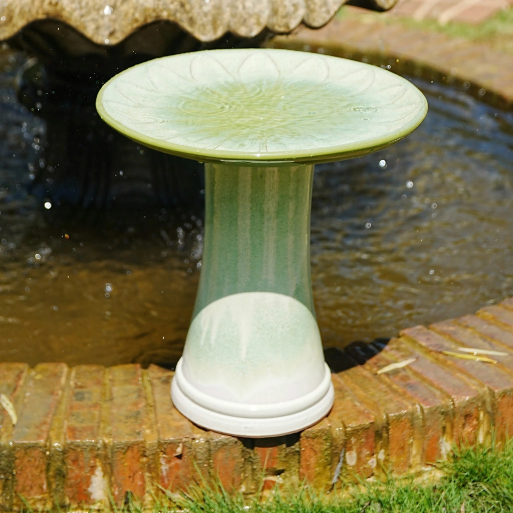 Abbeveratoio per Uccelli in Ceramica Artigianale con Rilievo a Fiori, Ø43 cm, Altezza 45 cm, Glassa Verde Chiaro Lucida, Resistente al Freddo e agli Agenti Atmosferici
