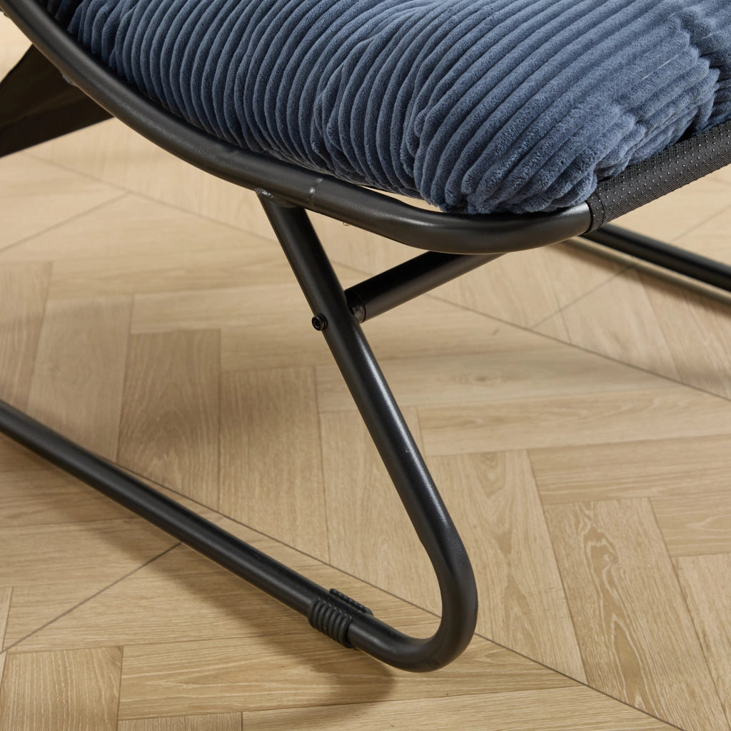 Poltrona lounge da esterno con pouf, struttura nera e cuscino blu navy