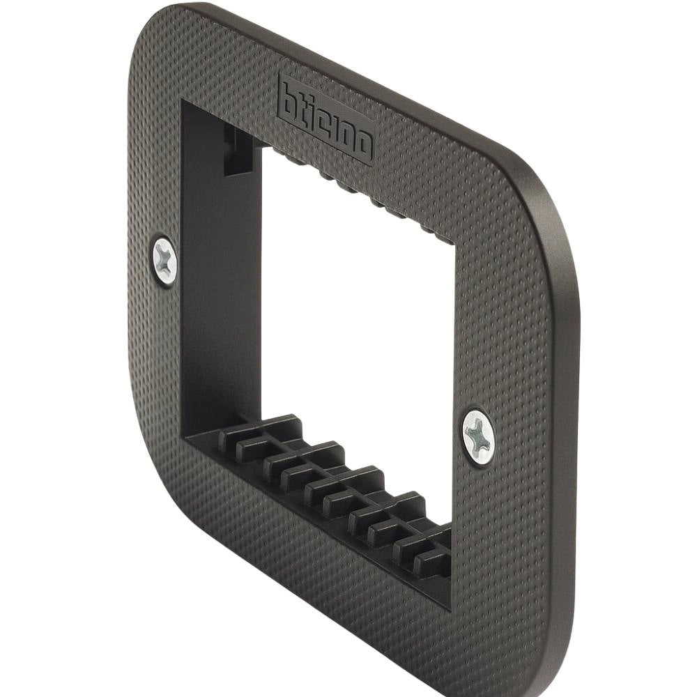 Bticino living now supporto con valva di protezione per placche modulari *** numero posti 3 moduli, confezione 1