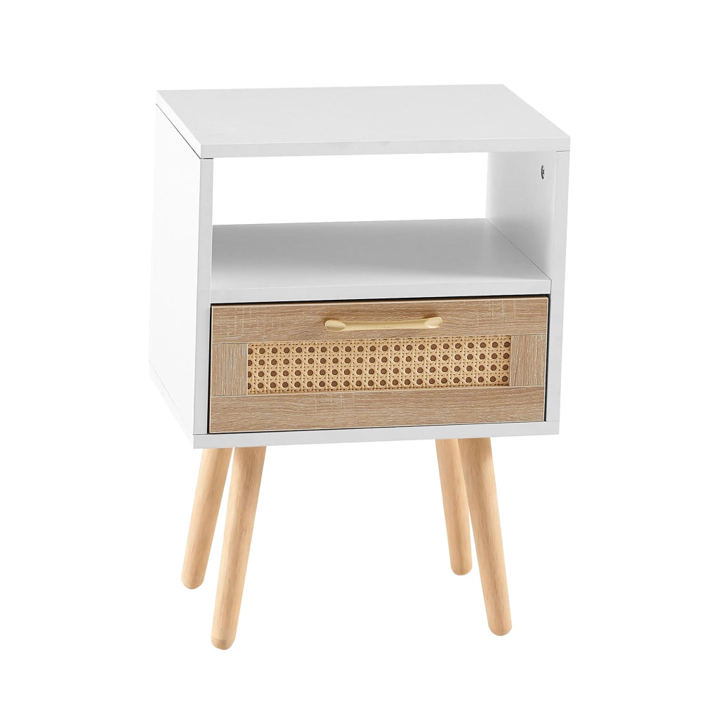 Comodino con rivestimento in rattan e gambe in legno bianco e naturale