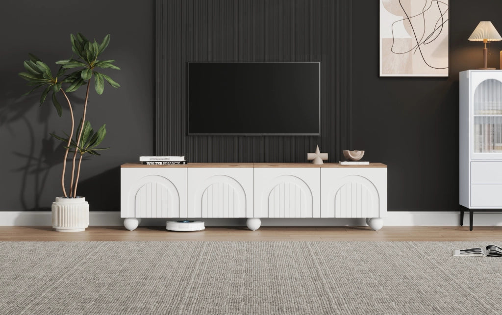 Mobile TV 180x40x45 cm con 4 ante, gambe metalliche a sfera, MDF bianco e legno, supporto per TV fino a 80 pollici
