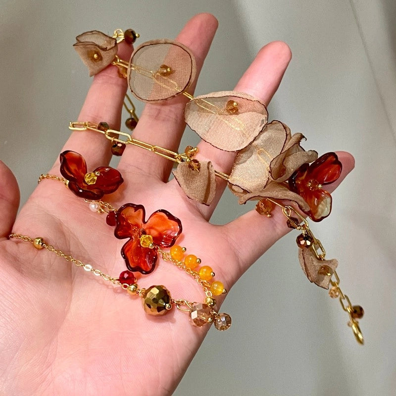 Collana retr¨°, di nicchia, unica con motivo a fiori marroni in maglia Maillard.