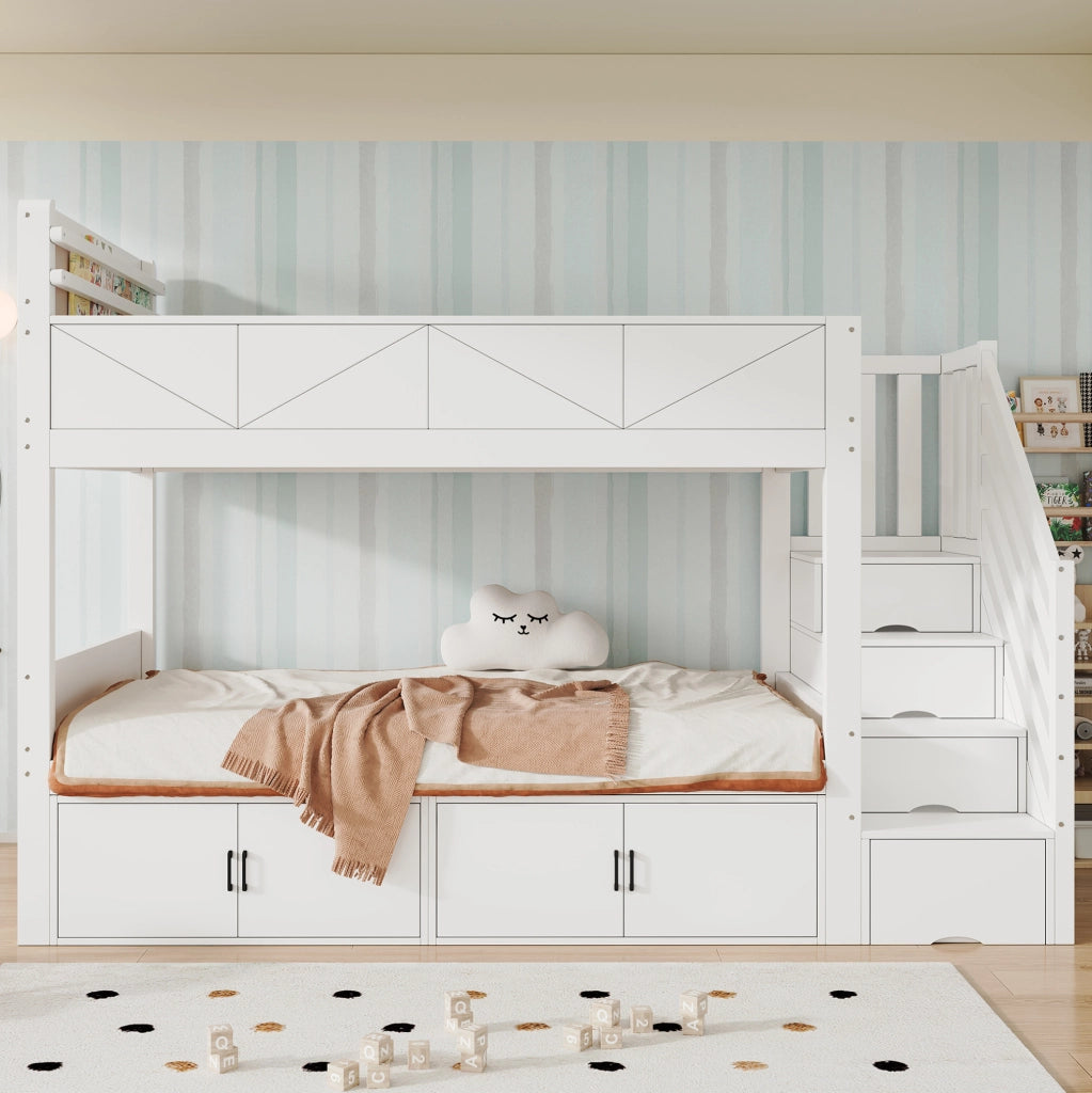 Letto a castello bianco 90x200 cm con scala contenitore; vani chiusi e protezione alta