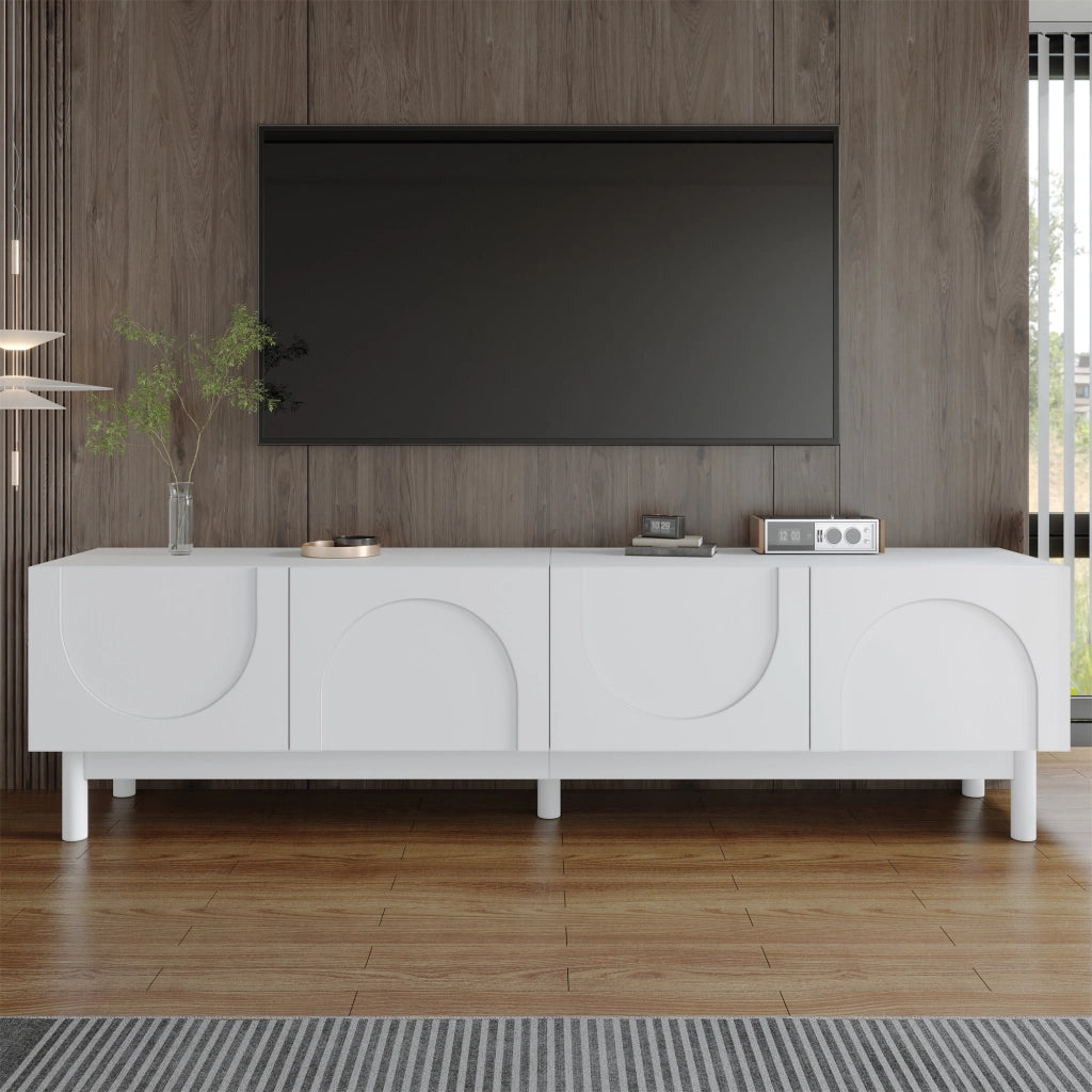 Mobile TV bianco con ante curve scanalate e ripiani interni