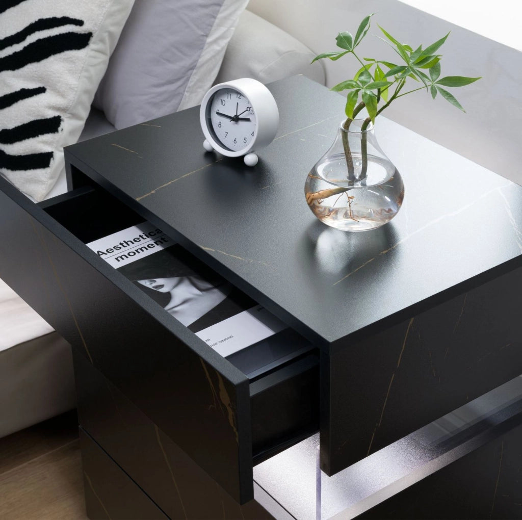 Comodino con LED RGB e 3 cassetti in legno ingegnerizzato nero e oro