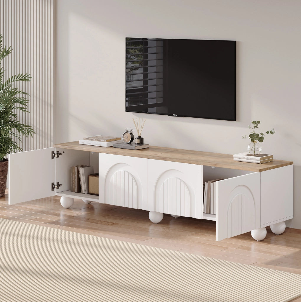 Mobile TV 180x40x45 cm con 4 ante, gambe metalliche a sfera, MDF bianco e legno, supporto per TV fino a 80 pollici