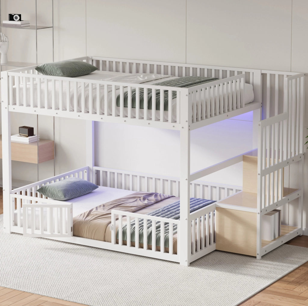 Letto a castello basso 140x200 cm in metallo e MDF bianco con scala contenitore