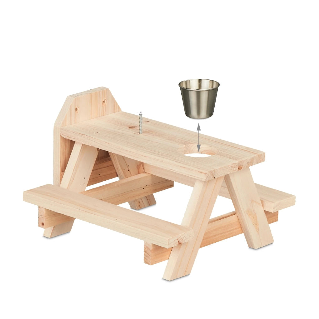 Mangiatoia decorativa per scoiattoli da giardino 30 x 20 x 15 cm con secchiello per l'acqua e 2 panche in legno marrone 13_0014050