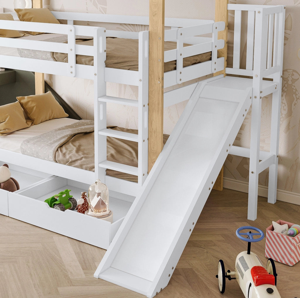 Letto a castello a forma di casa con scivolo, scala angolare a tre gradini, sponde di sicurezza e 2 cassetti, struttura in legno massello, bianco e naturale, 90x200 cm