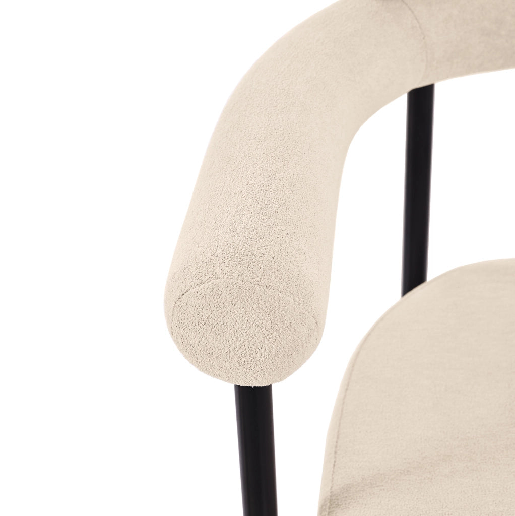 Sedia imbottita beige con struttura in ferro e schienale ergonomico moderno