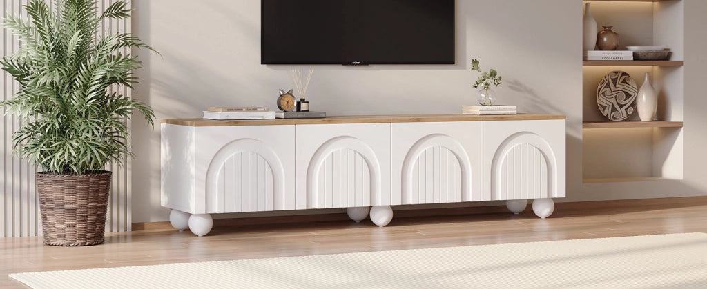 Mobile TV 180x40x45 cm con 4 ante, gambe metalliche a sfera, MDF bianco e legno, supporto per TV fino a 80 pollici