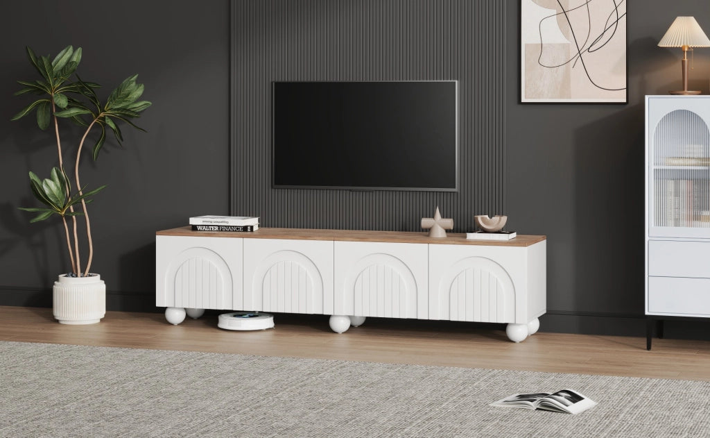 Mobile TV 180x40x45 cm con 4 ante, gambe metalliche a sfera, MDF bianco e legno, supporto per TV fino a 80 pollici