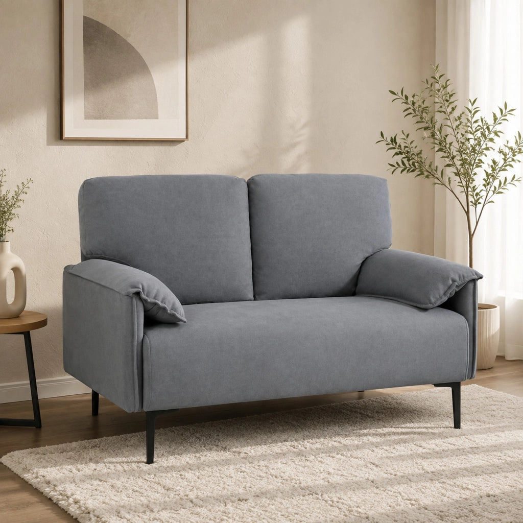 Divano a 2 posti imbottito in tessuto grigio con braccioli; gambe in metallo e cuscini inclusi 127 × 72 × 84 cm