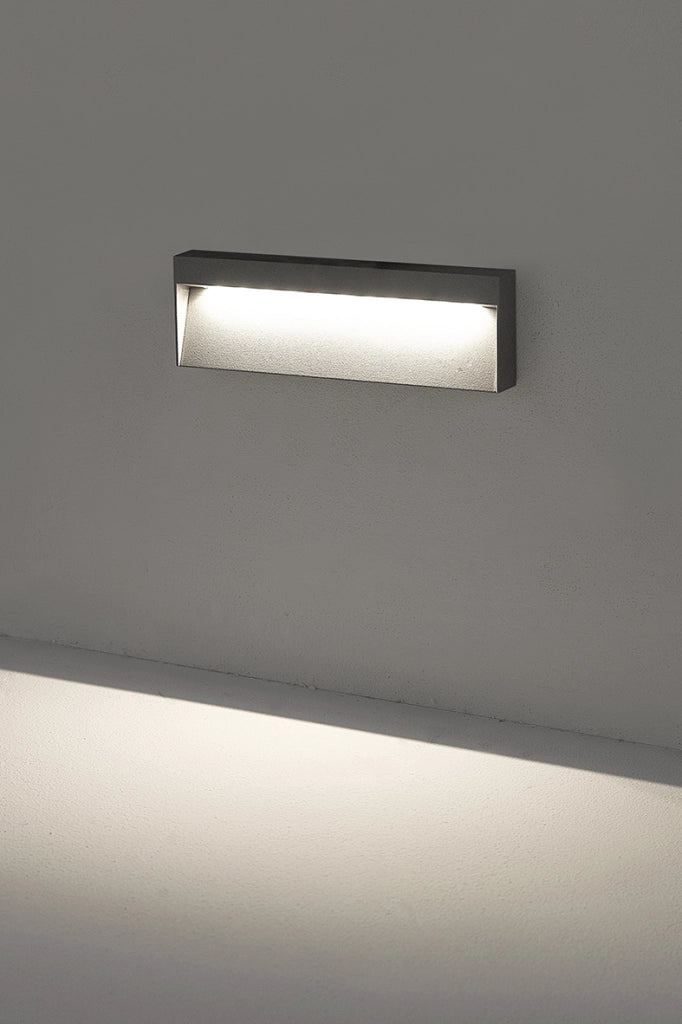 Applique KIKI a LED 8W 3000K IP65 - Struttura in Alluminio Antracite per Esterni, Segnapasso a Parete 50° Angolo Luce - Rossini Group