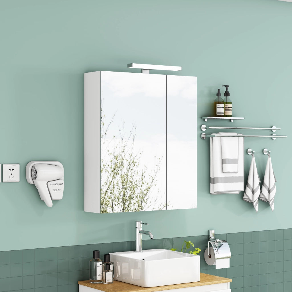 Mobiletto da bagno a parete bianco da 60 cm con specchio, ante asimmetriche, illuminazione a LED e presa elettrica, ripiani in vetro regolabili in