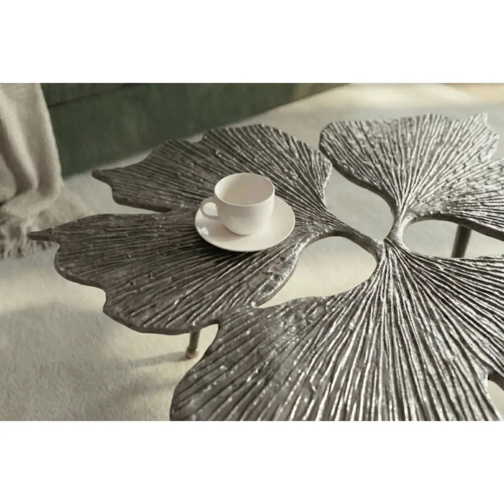Tavolino basso LOTUSIA argentato 75 cm – Design floreale scolpito in alluminio