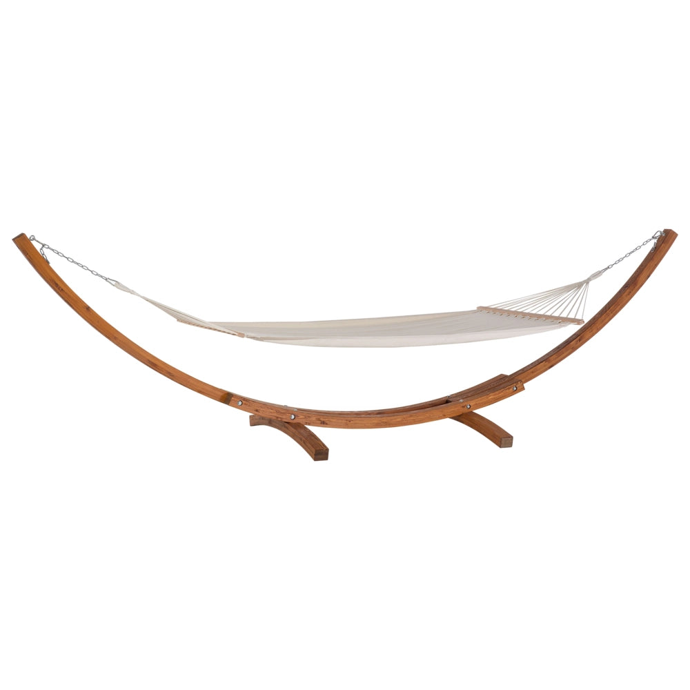 Amaca da giardino in cotone bianco con supporto ad arco in legno massello scuro autoportante