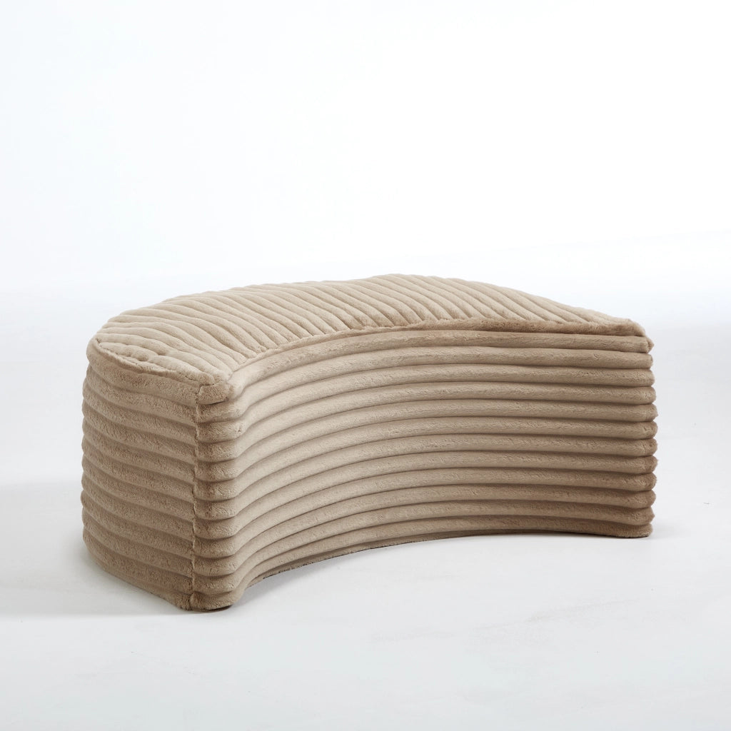 Poltrona pouf rotonda con poggiapiedi e cinque cuscini, schienale e braccioli in cheniglia cammello e marrone