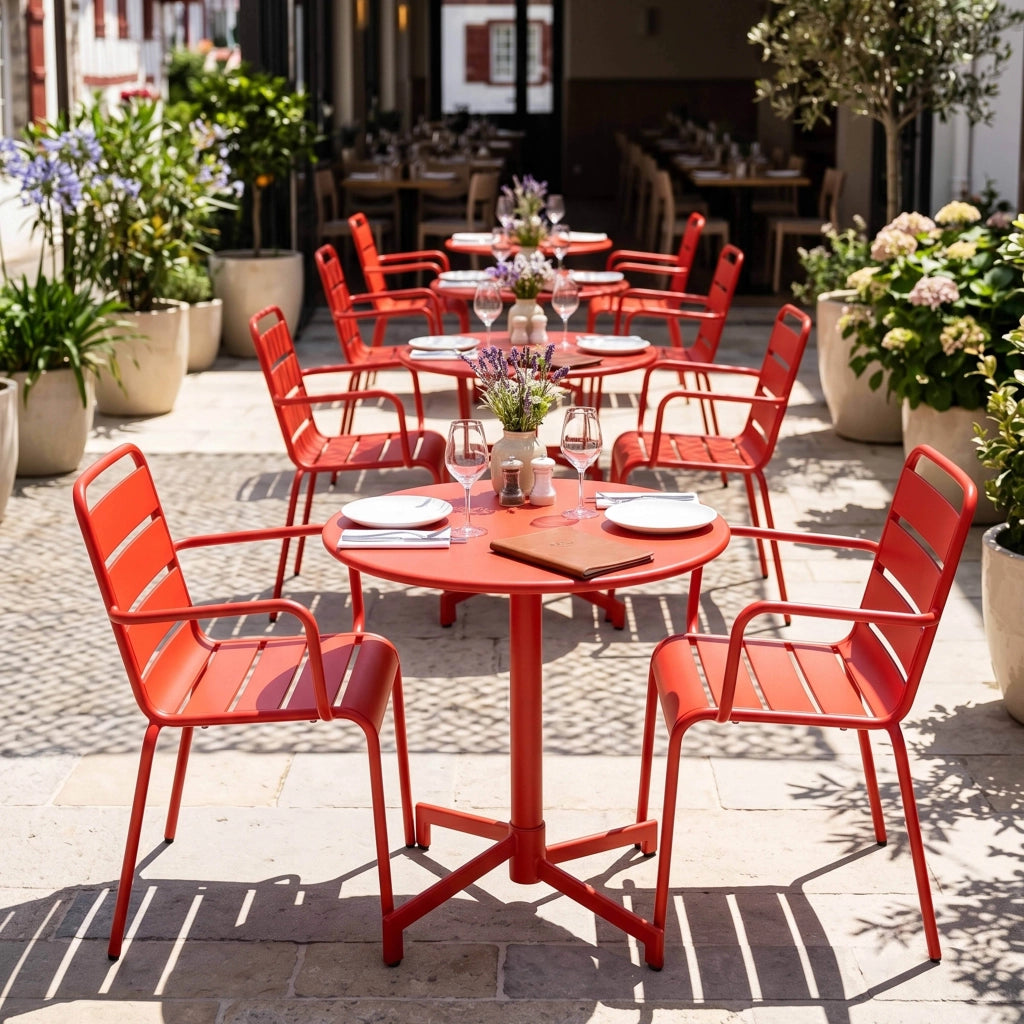 Oviala - Set tavolo da giardino e 2 poltrone in metallo rosso