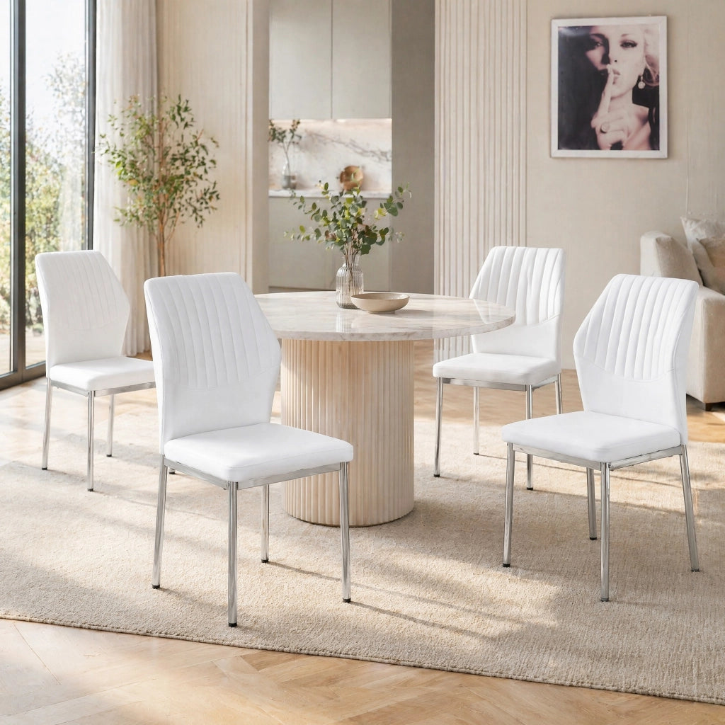 Set di 4 sedie da pranzo in PU bianco con gambe in metallo argentato schienale a coste e imbottitura in schiuma