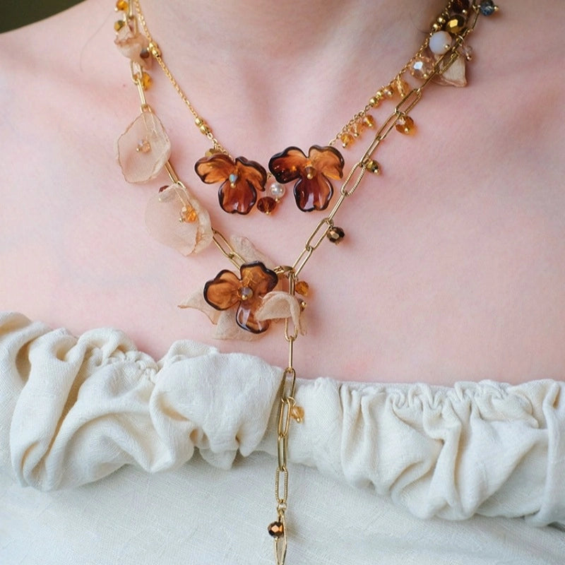 Collana retr¨°, di nicchia, unica con motivo a fiori marroni in maglia Maillard.