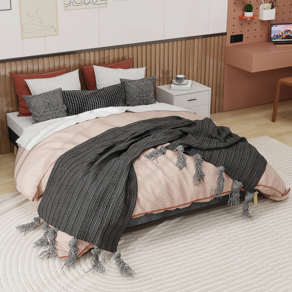 Letto matrimoniale 160 × 200 cm in tessuto grigio con testiera geometrica, struttura in metallo, senza materasso