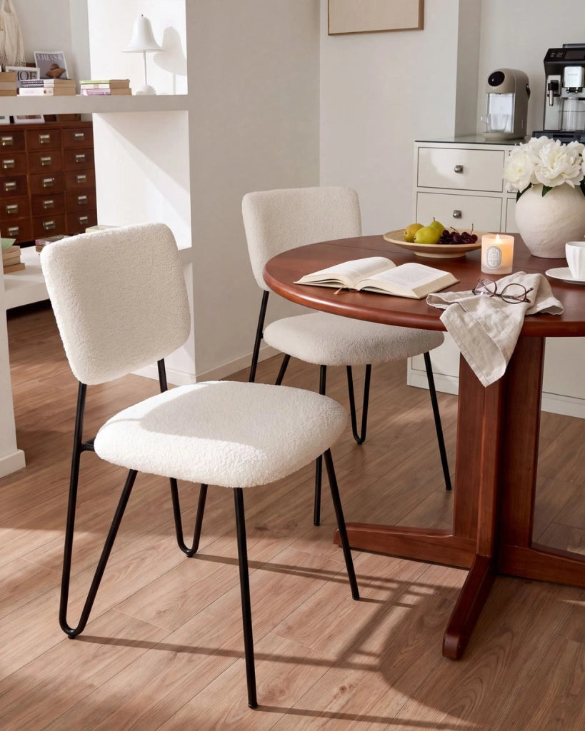 Set di 2 sedie da pranzo moderne Seduta imbottita strutturale in tessuto crema Schienale curvo senza braccioli Design moderno e contemporaneo