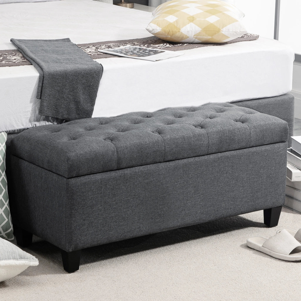 Panca contenitore imbottita con seduta apribile e bottoni, in poliestere e legno grigio scuro, 100 × 40 × 44 cm