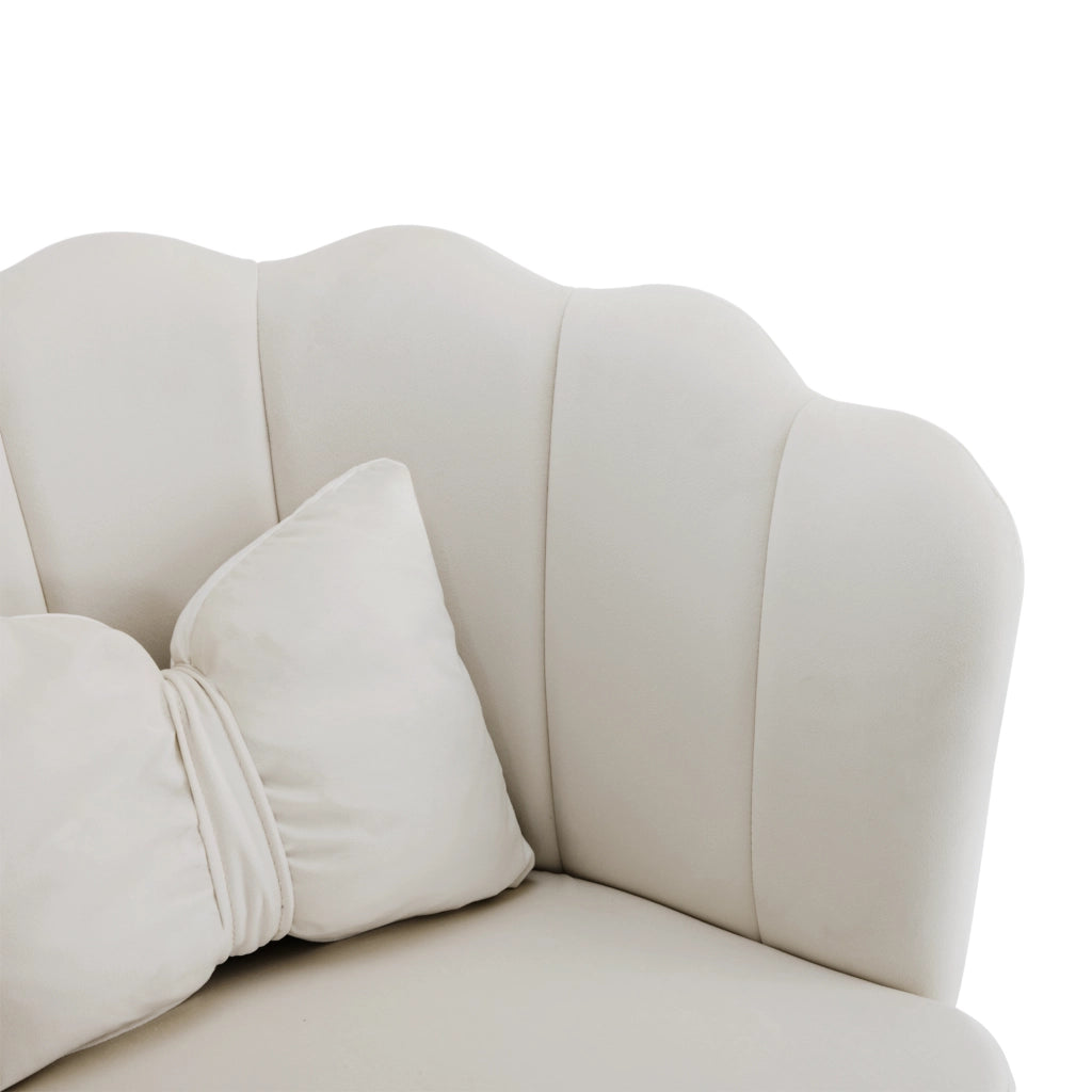 Poltrona con schienale a petalo in velluto beige