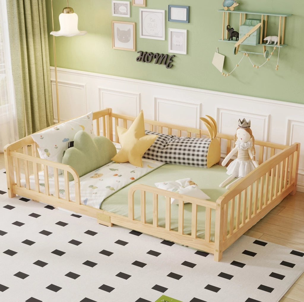 Letto da pavimento ULEVR 140x200 cm in pino naturale con sponde di sicurezza e ingresso centrale