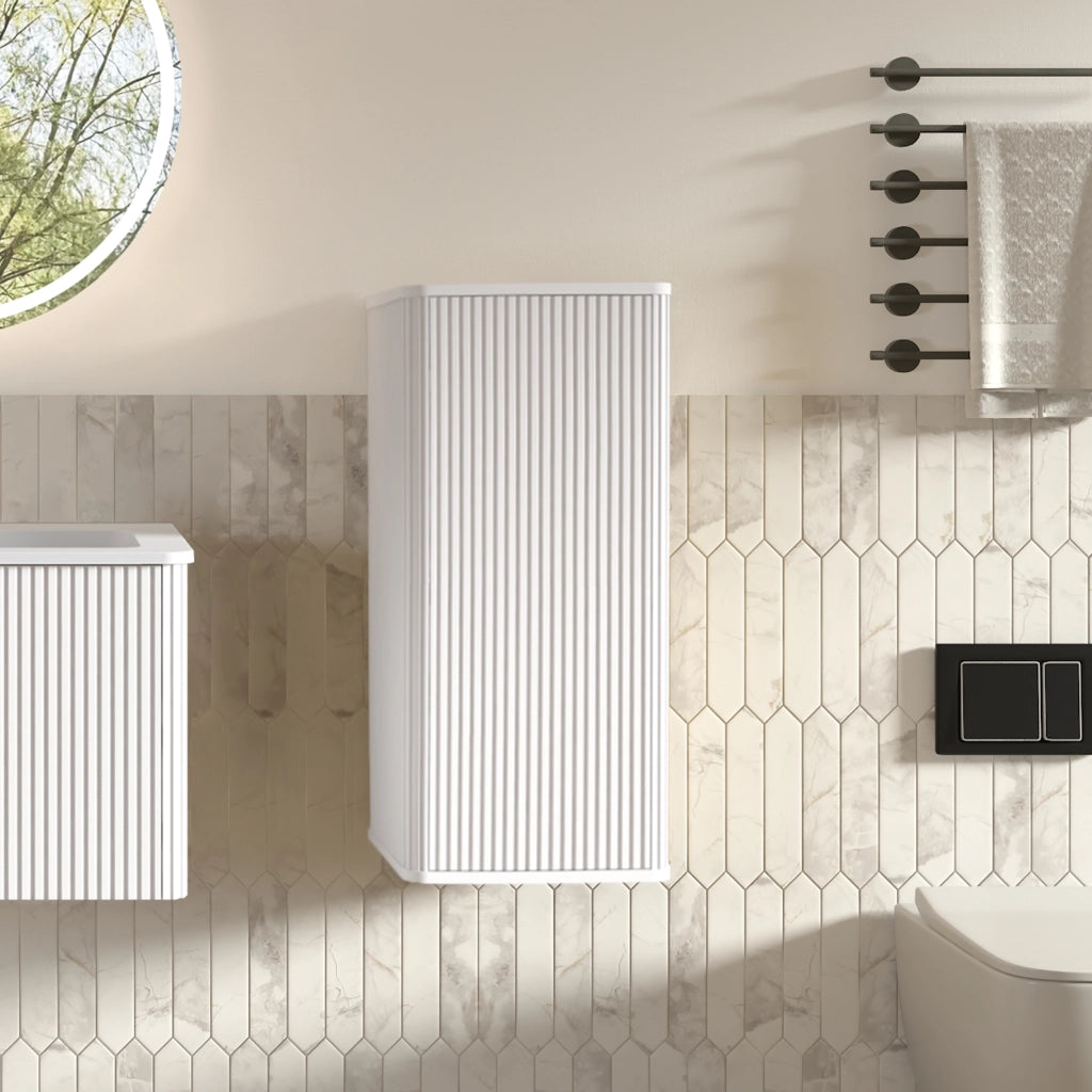 Mobile bagno sospeso con lavabo e colonna laterale in MDF compensato e solid surface bianco scanalato