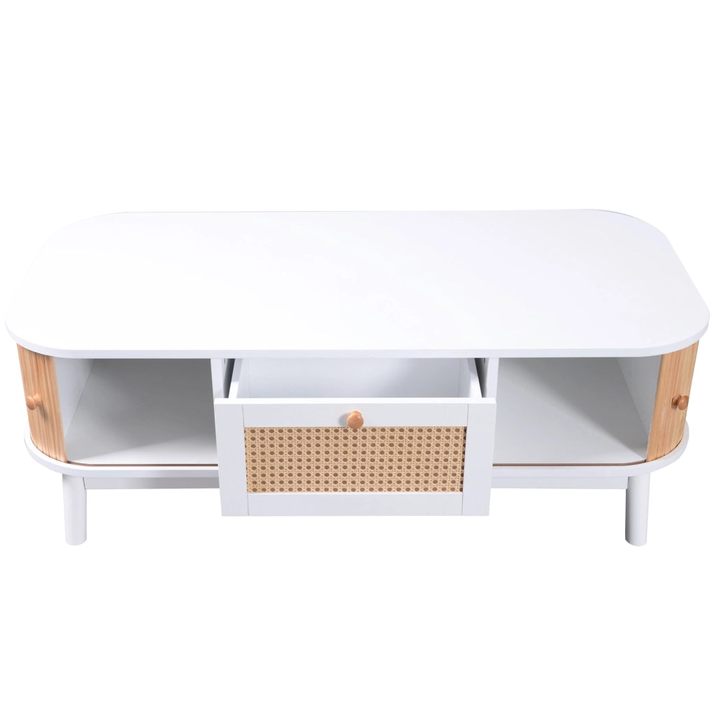 Tavolino da salotto con cassetti in rattan e ante scorrevoli, gambe in legno massello, bianco, 110 × 55 × 38.5 cm