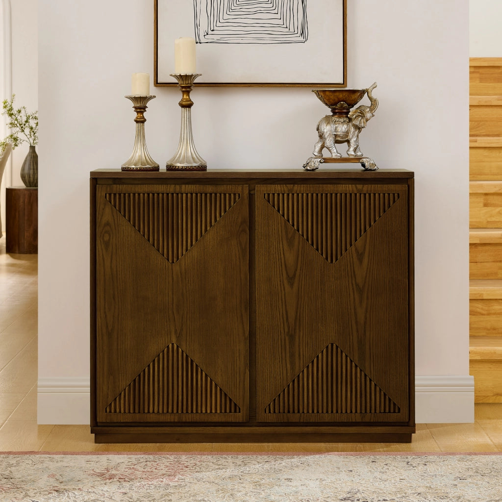 Credenza con ante scanalate a V in legno e MDF marrone