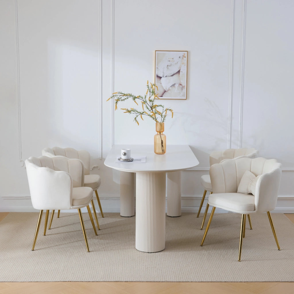 Poltrona con schienale a petalo in velluto beige