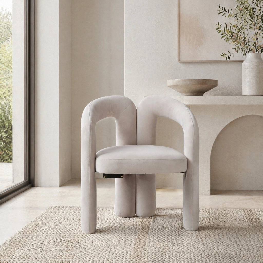 Sedia da pranzo beige in velluto con braccioli