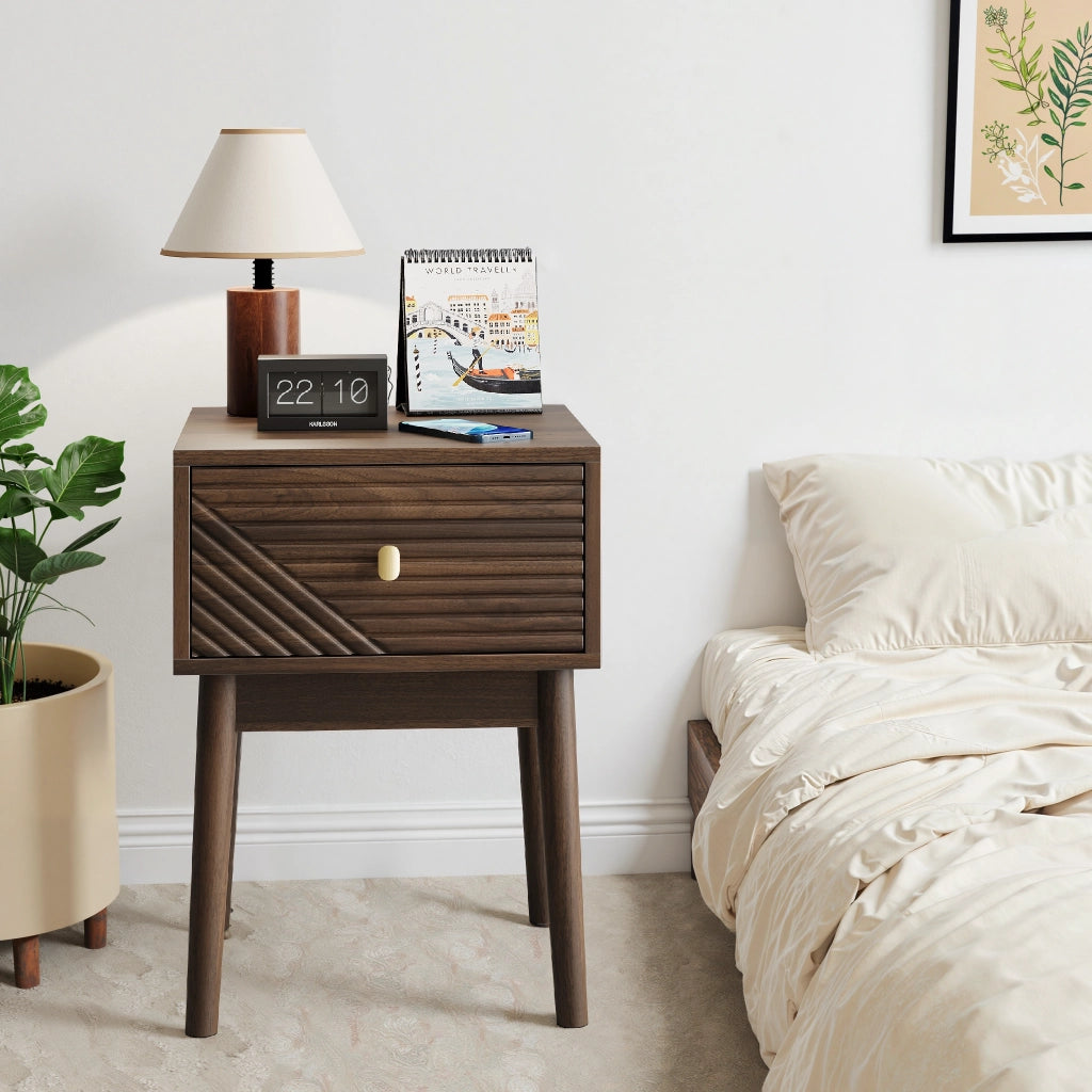 Comodini set di 2 con 2 cassetti scanalati in MDF noce; maniglie metalliche e gambe in legno 40 × 40 × 55 cm