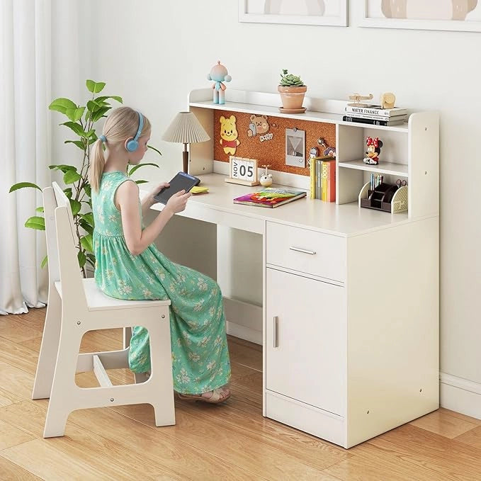 Set Scrivania e Sedia per Bambini 3+ Anni, Tavolo da Scrittura in Legno con Mensole, Cassetto e Bacheca in Sughero, Tavolo e Sedia per Disegno e Studio (Bianco)